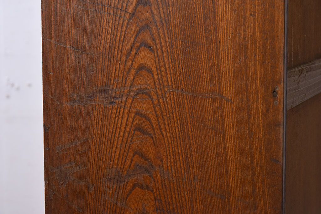 アンティーク家具　鶯と梅の透かし彫り　古い栓材製!色ガラスが入った本箱(ブックケース)