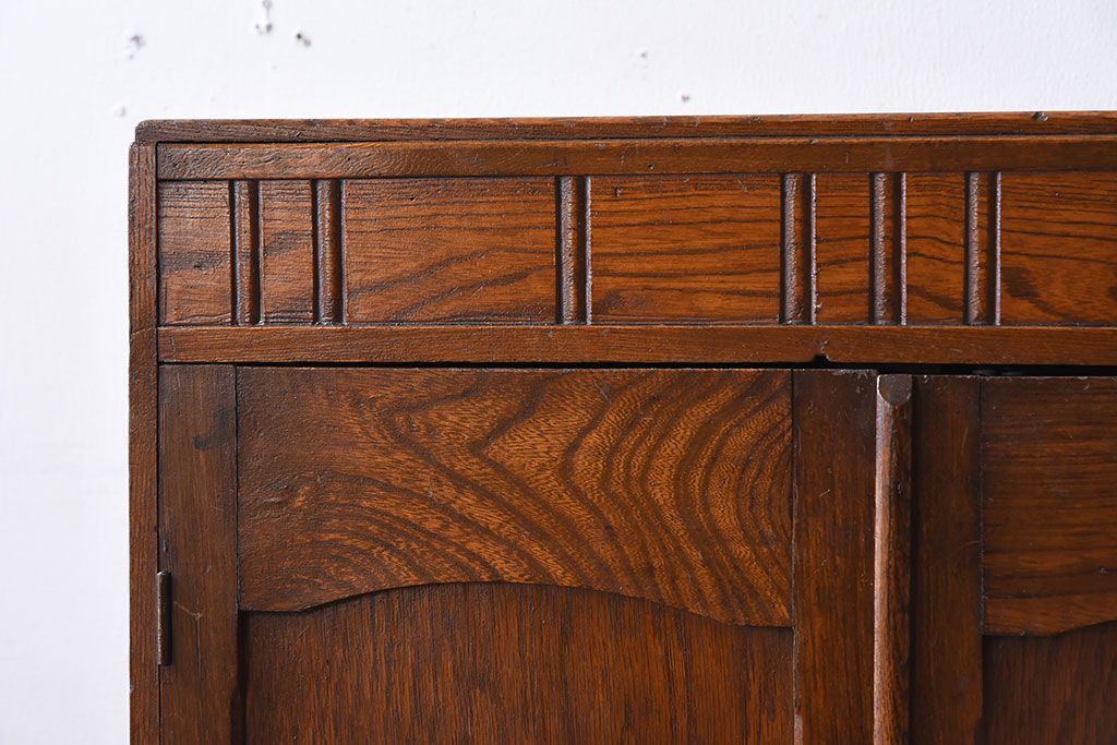 アンティーク家具　鶯と梅の透かし彫り　古い栓材製!色ガラスが入った本箱(ブックケース)