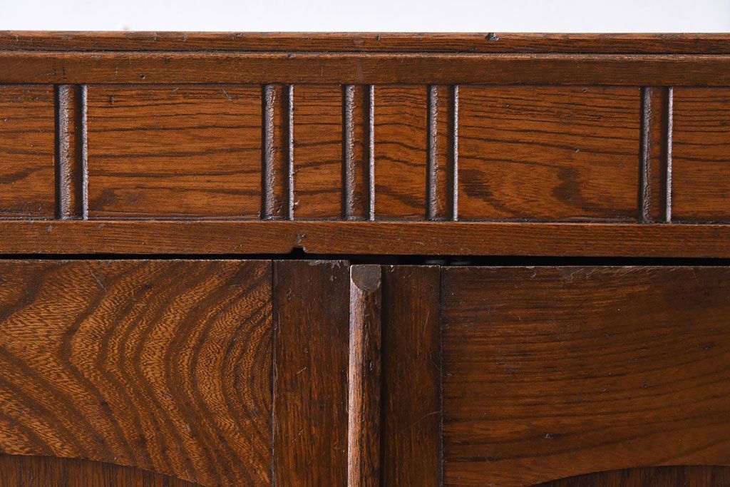 アンティーク家具　鶯と梅の透かし彫り　古い栓材製!色ガラスが入った本箱(ブックケース)