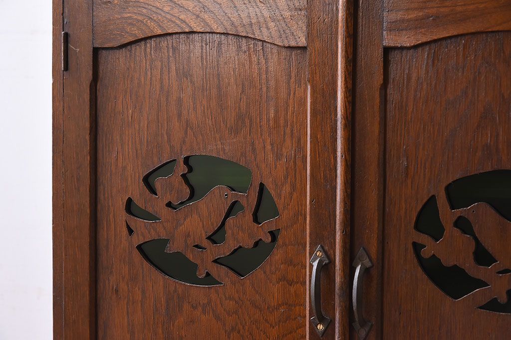 アンティーク家具　鶯と梅の透かし彫り　古い栓材製!色ガラスが入った本箱(ブックケース)