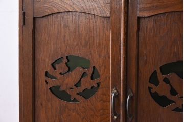 アンティーク家具　鶯と梅の透かし彫り　古い栓材製!色ガラスが入った本箱(ブックケース)