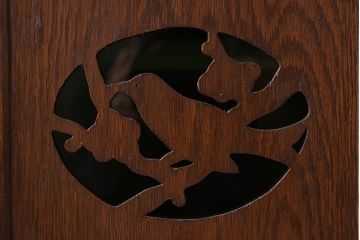 アンティーク家具　鶯と梅の透かし彫り　古い栓材製!色ガラスが入った本箱(ブックケース)