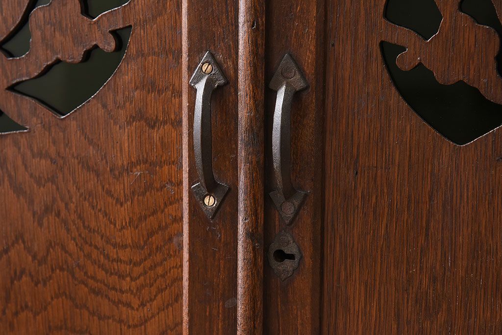 アンティーク家具　鶯と梅の透かし彫り　古い栓材製!色ガラスが入った本箱(ブックケース)