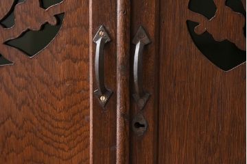 アンティーク家具　鶯と梅の透かし彫り　古い栓材製!色ガラスが入った本箱(ブックケース)