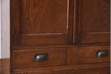 アンティーク家具　鶯と梅の透かし彫り　古い栓材製!色ガラスが入った本箱(ブックケース)