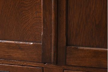 アンティーク家具　鶯と梅の透かし彫り　古い栓材製!色ガラスが入った本箱(ブックケース)