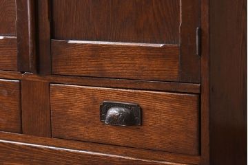 アンティーク家具　鶯と梅の透かし彫り　古い栓材製!色ガラスが入った本箱(ブックケース)