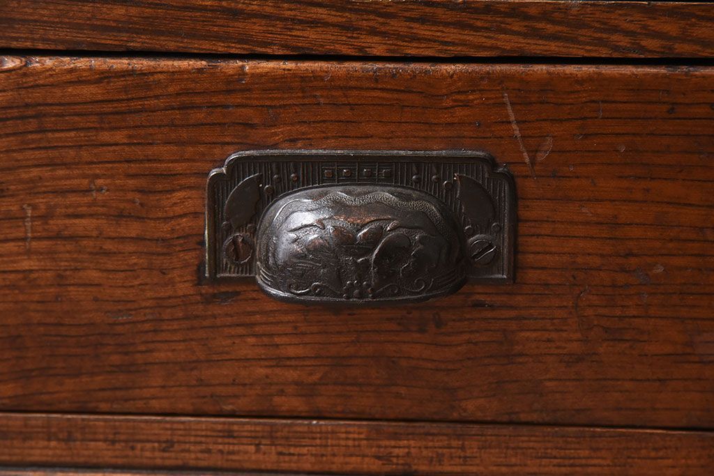 アンティーク家具　鶯と梅の透かし彫り　古い栓材製!色ガラスが入った本箱(ブックケース)