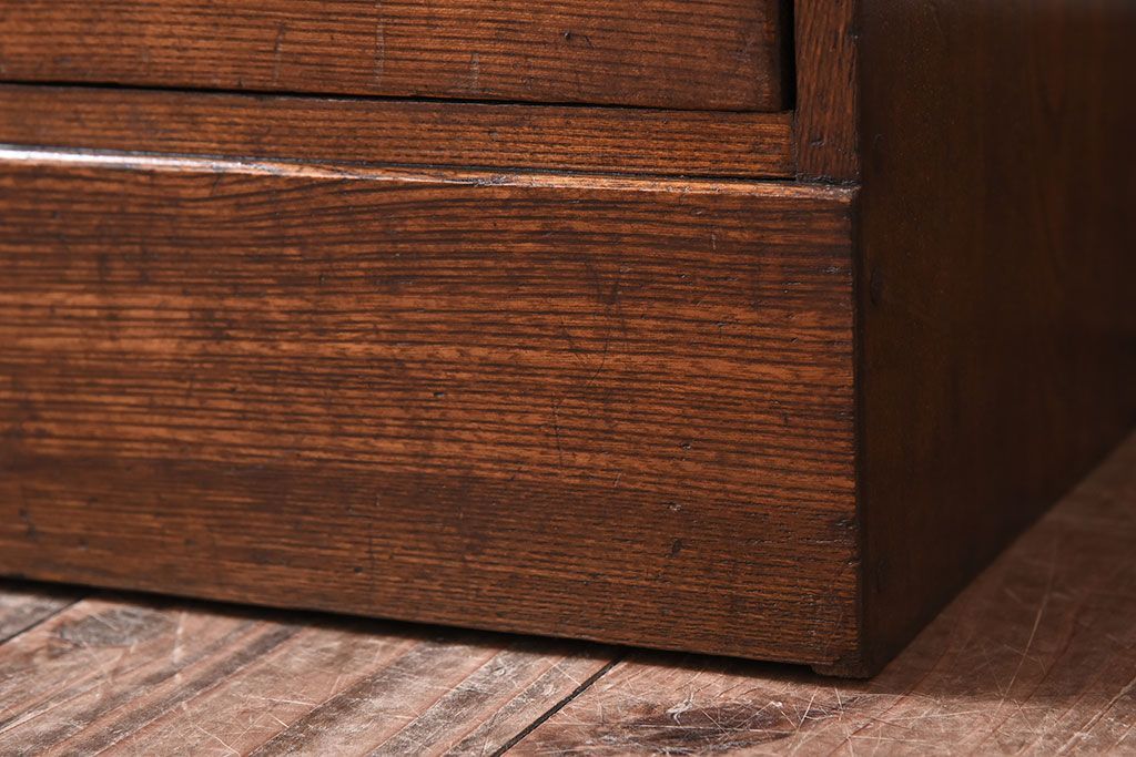 アンティーク家具　鶯と梅の透かし彫り　古い栓材製!色ガラスが入った本箱(ブックケース)