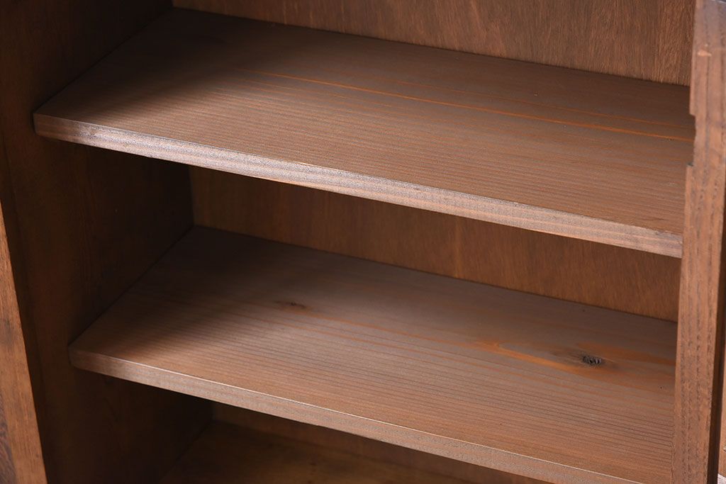 アンティーク家具　鶯と梅の透かし彫り　古い栓材製!色ガラスが入った本箱(ブックケース)