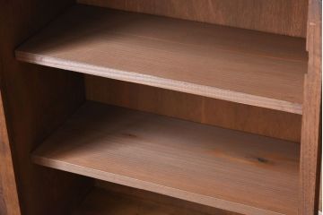 アンティーク家具　鶯と梅の透かし彫り　古い栓材製!色ガラスが入った本箱(ブックケース)