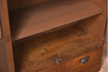 アンティーク家具　鶯と梅の透かし彫り　古い栓材製!色ガラスが入った本箱(ブックケース)