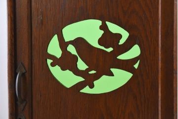 アンティーク家具　鶯と梅の透かし彫り　古い栓材製!色ガラスが入った本箱(ブックケース)