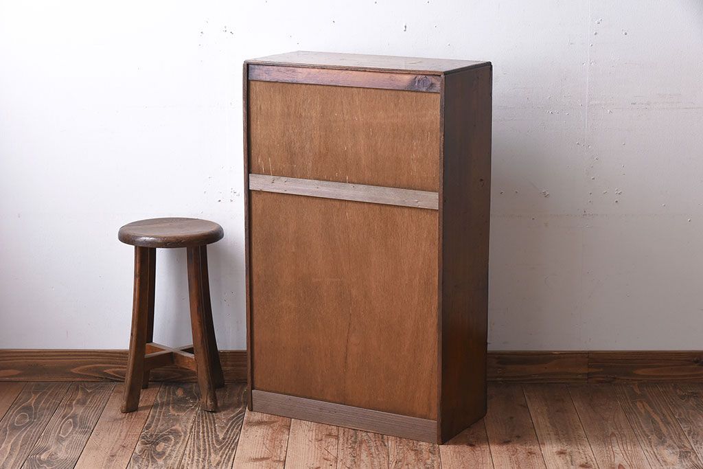 アンティーク家具　鶯と梅の透かし彫り　古い栓材製!色ガラスが入った本箱(ブックケース)