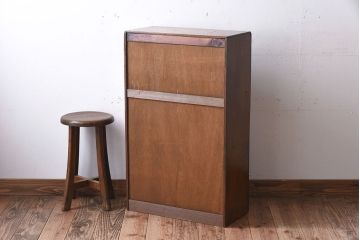 アンティーク家具　鶯と梅の透かし彫り　古い栓材製!色ガラスが入った本箱(ブックケース)