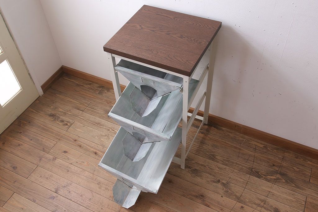 アンティーク雑貨　インダストリアル　ビンテージ　アイアン製のペイントチェスト(2)