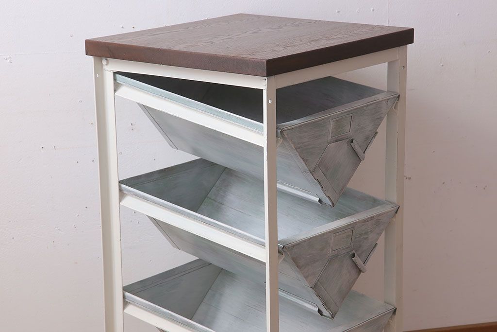 アンティーク雑貨　インダストリアル　ビンテージ　アイアン製のペイントチェスト(2)