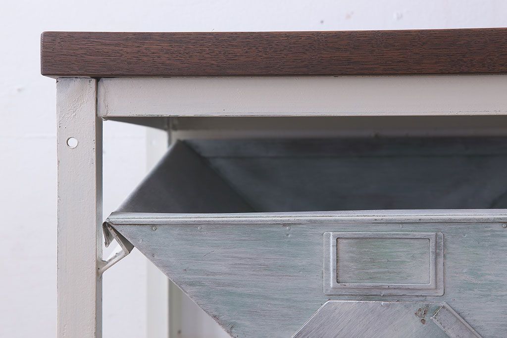 アンティーク雑貨　インダストリアル　ビンテージ　アイアン製のペイントチェスト(2)