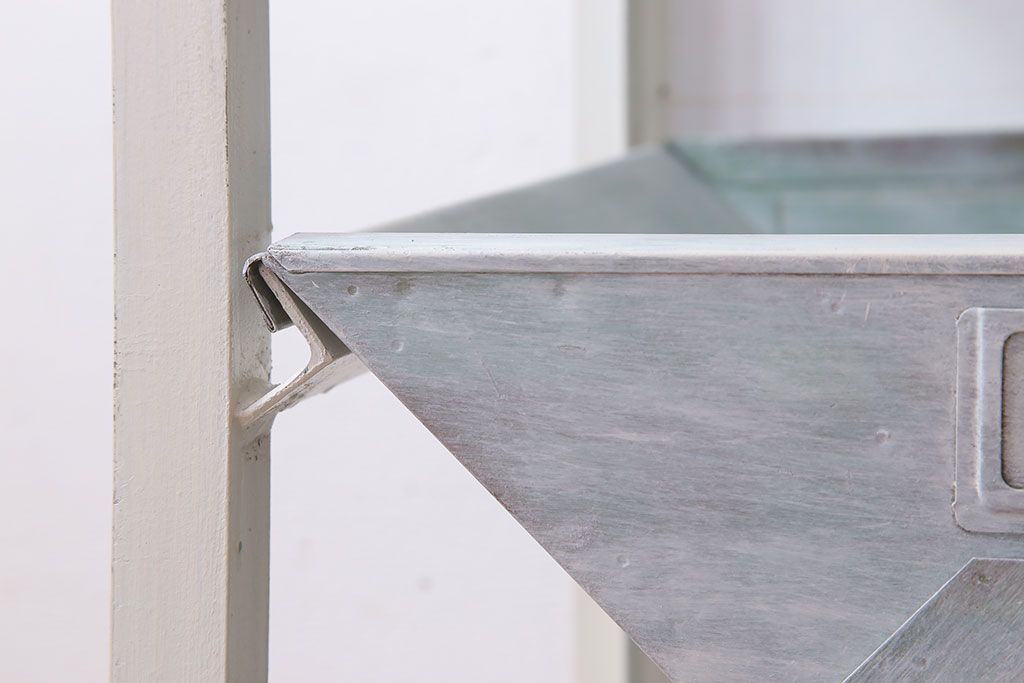 アンティーク雑貨　インダストリアル　ビンテージ　アイアン製のペイントチェスト(2)