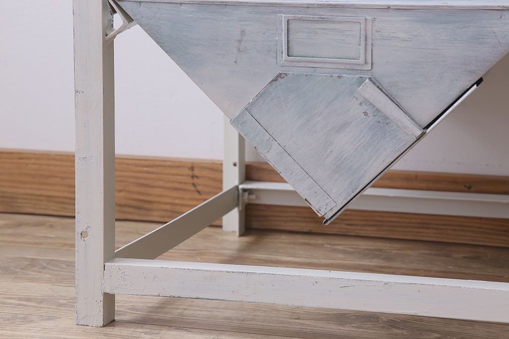 アンティーク雑貨　インダストリアル　ビンテージ　アイアン製のペイントチェスト(2)