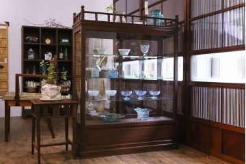 飾り付き　小ぶりサイズ!栗材製薄型ガラスケース(ショーケース)