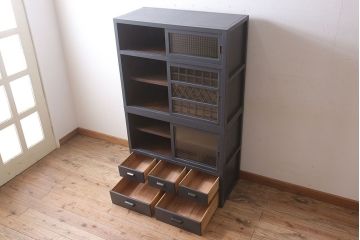 レトロ家具　レトロガラス入り!ダークグレーペイントのアンティーク食器棚