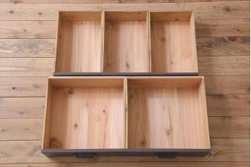レトロ家具　レトロガラス入り!ダークグレーペイントのアンティーク食器棚
