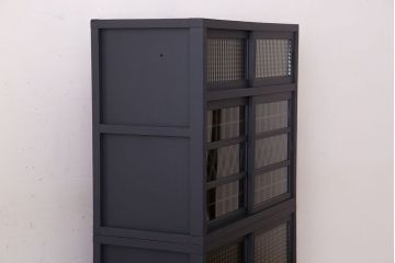 レトロ家具　レトロガラス入り!ダークグレーペイントのアンティーク食器棚