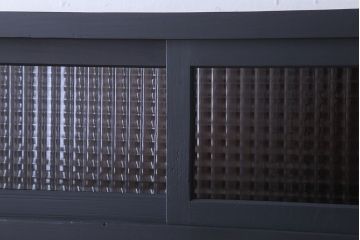 レトロ家具　レトロガラス入り!ダークグレーペイントのアンティーク食器棚