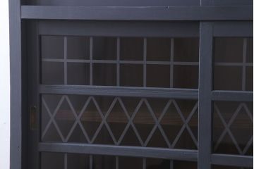 レトロ家具　レトロガラス入り!ダークグレーペイントのアンティーク食器棚