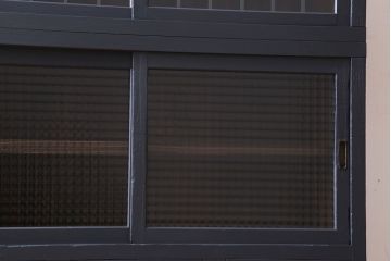 レトロ家具　レトロガラス入り!ダークグレーペイントのアンティーク食器棚