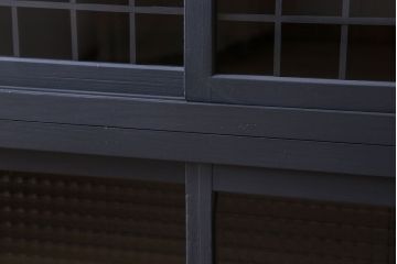 レトロ家具　レトロガラス入り!ダークグレーペイントのアンティーク食器棚
