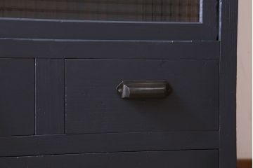 レトロ家具　レトロガラス入り!ダークグレーペイントのアンティーク食器棚