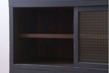 レトロ家具　レトロガラス入り!ダークグレーペイントのアンティーク食器棚