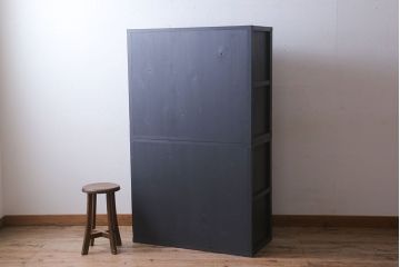 レトロ家具　レトロガラス入り!ダークグレーペイントのアンティーク食器棚