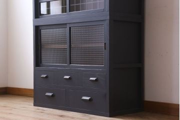 レトロ家具　レトロガラス入り!ダークグレーペイントのアンティーク食器棚