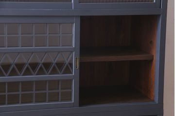 レトロ家具　レトロガラス入り!ダークグレーペイントのアンティーク食器棚