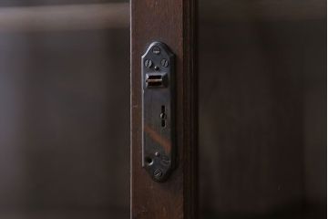 アンティーク家具　おしゃれな脚付き!和製アンティークのガラス戸棚