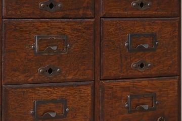 アンティーク家具　ネームプレート取っ手!ナラ材製のアンティークカードケース(小引き出し、図書館、図書室)(2)