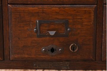 アンティーク家具　ネームプレート取っ手!ナラ材製のアンティークカードケース(小引き出し、図書館、図書室)(2)