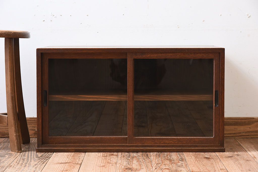 アンティーク家具　引き戸付き!小ぶりでかわいい古い木味のアンティーク収納棚