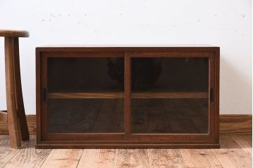 アンティーク家具　引き戸付き!小ぶりでかわいい古い木味のアンティーク収納棚