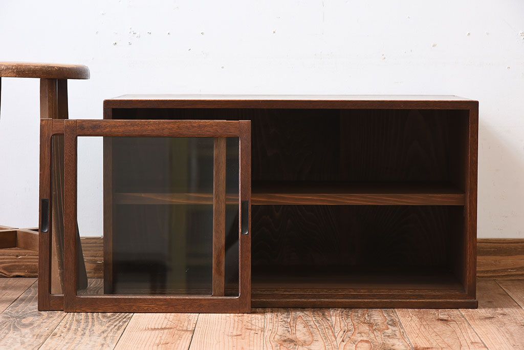 アンティーク家具　引き戸付き!小ぶりでかわいい古い木味のアンティーク収納棚