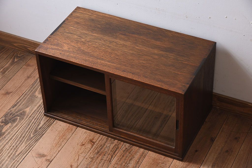 アンティーク家具　引き戸付き!小ぶりでかわいい古い木味のアンティーク収納棚