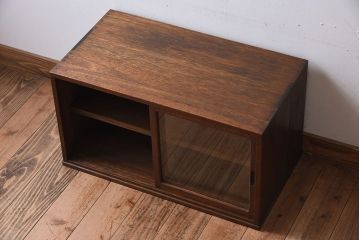 アンティーク家具　引き戸付き!小ぶりでかわいい古い木味のアンティーク収納棚