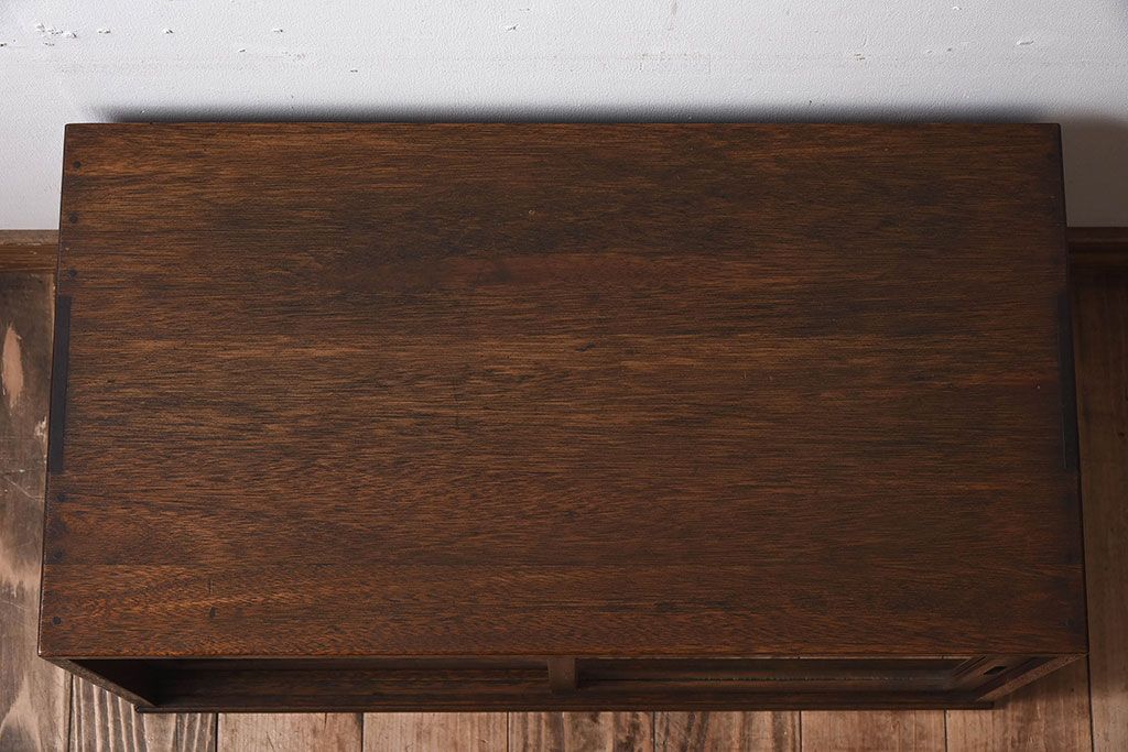 アンティーク家具　引き戸付き!小ぶりでかわいい古い木味のアンティーク収納棚