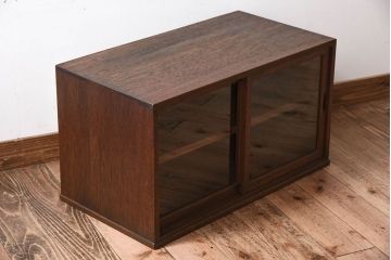 アンティーク家具　引き戸付き!小ぶりでかわいい古い木味のアンティーク収納棚