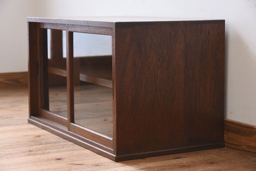 アンティーク家具　引き戸付き!小ぶりでかわいい古い木味のアンティーク収納棚