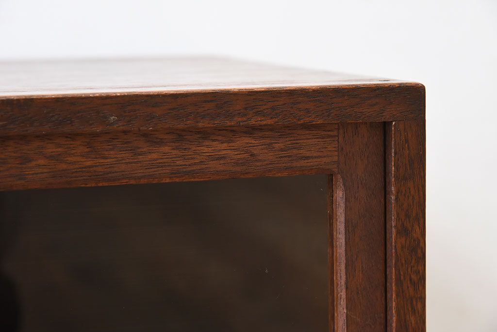 アンティーク家具　引き戸付き!小ぶりでかわいい古い木味のアンティーク収納棚