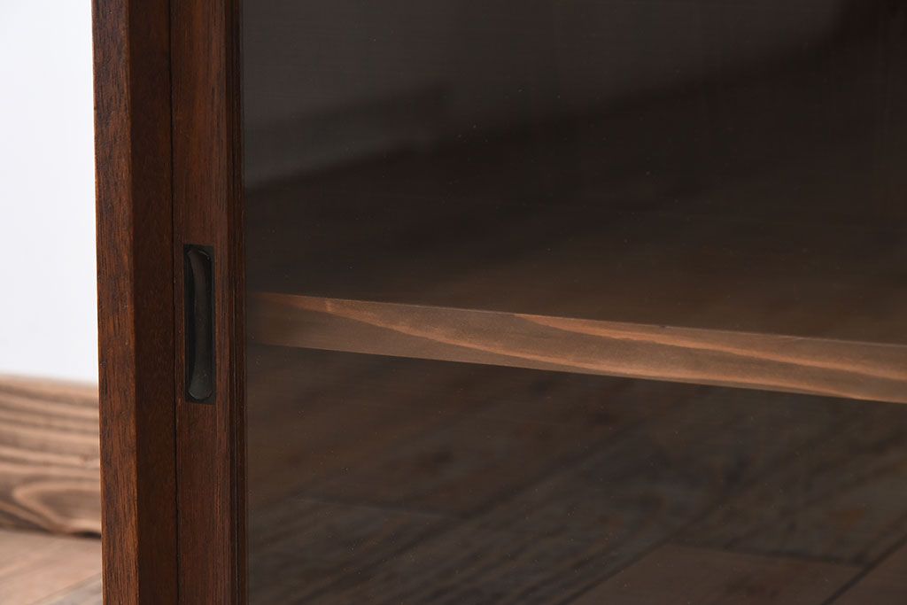 アンティーク家具　引き戸付き!小ぶりでかわいい古い木味のアンティーク収納棚